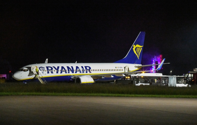 Máy bay chở khách của Ryanair sau khi hạ cánh khẩn tại sân bay thành phố Memmingen, miền nam nước Đức hôm 4/6. Ảnh: Reuters