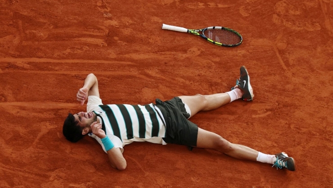 Alcaraz mừng chiến thắng ở chung kết Roland Garros, trên sân Philippe Chatrier, Paris, Pháp hôm 8/6. Ảnh: Reuters