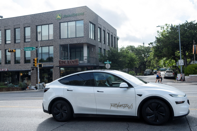 Một chiếc robotaxi của Tesla chạy trên Đại lộ South Congress ở Austin, Texas, ngày 22/6. Ảnh: Reuters
