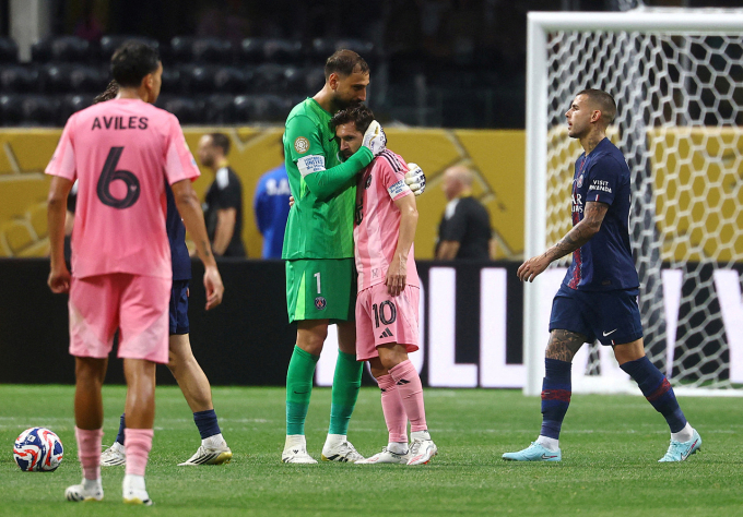 Thủ môn Gianluigi Donnarumma (xanh lá) ôm Messi sau trận đấu trên sân Mercedes-Benz, Atlanta. Ảnh: Reuters