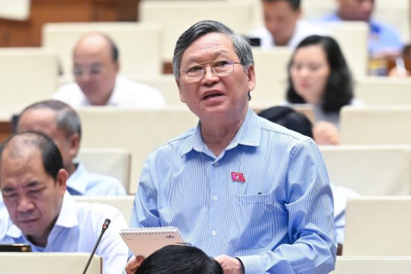 ‘Tại sao bộ máy quản lý bao phủ, hàng giả vẫn lọt bệnh viện, trường học?’