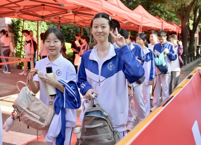 Học sinh bước vào địa điểm thi tuyển sinh đại học tại Bắc Kinh ngày 7/6. Ảnh: Xinhua/Gao Jie