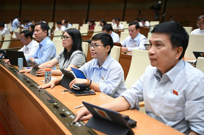 Các đại biểu Quốc hội bám nút tại Hội trường Diên Hồng. Ảnh: Cổng TTĐT Quốc hội