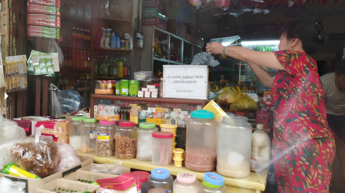 Một cửa hàng bán tạp hóa tại quận Ngô Quyền, Hải Phòng đề biển không nhận chuyển khoản. Ảnh: Thu Minh