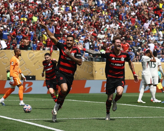 Hậu vệ Danio (trái) mừng trong trận Flamengo thắng Chelsea 3-1 ở lượt hai bảng D FIFA Club World Cup 2025 trên sân Lincoln Financial, Philadelphia, Pennsylvania ngày 20/6. Ảnh: Reuters