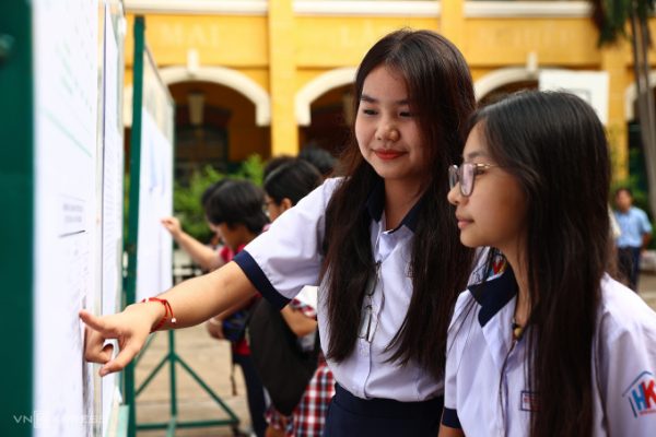 Đề Văn chuyên gây hứng thú: Liên hệ hội chứng FOMO