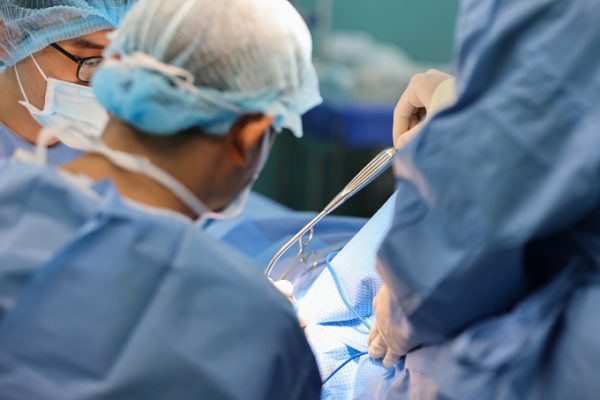 Cứu chân thành công cho phụ nữ bị tai nạn xe tải