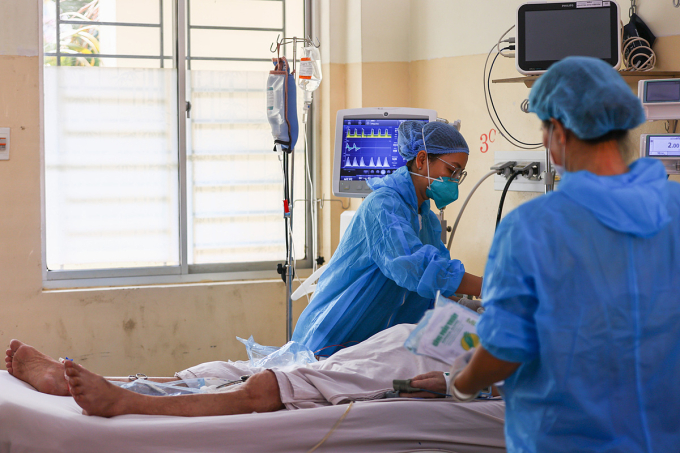 Điều trị người nhiễm Covid-19 tại Bệnh viện Bệnh Nhiệt đới TP HCM. Ảnh: Quỳnh Trần