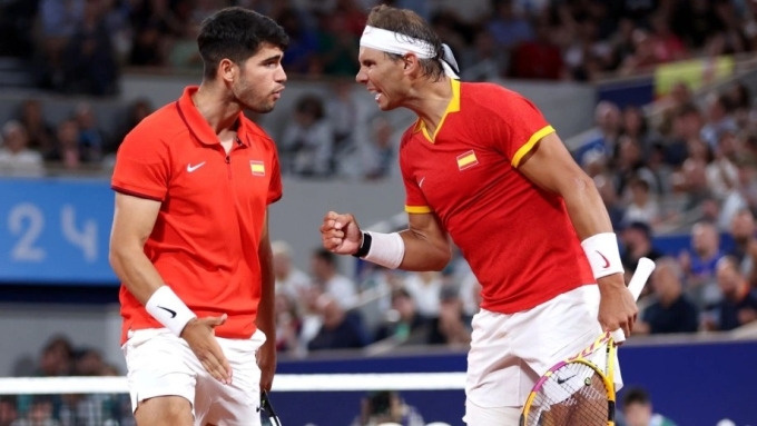 Alcaraz (trái) và Nadal đánh đôi ở Olympic Paris 2024 hồi tháng 7/2024 trong màu áo Tây Ban Nha. Ảnh: Reuters