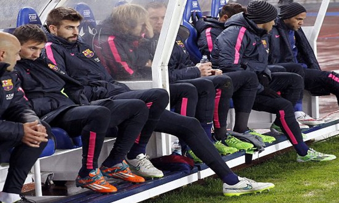 Messi (thứ hai từ phải sang) ngồi trên ghế dự bị Barca trong trận thua Sociedad ngày 3/1/2015. Ảnh: EPA