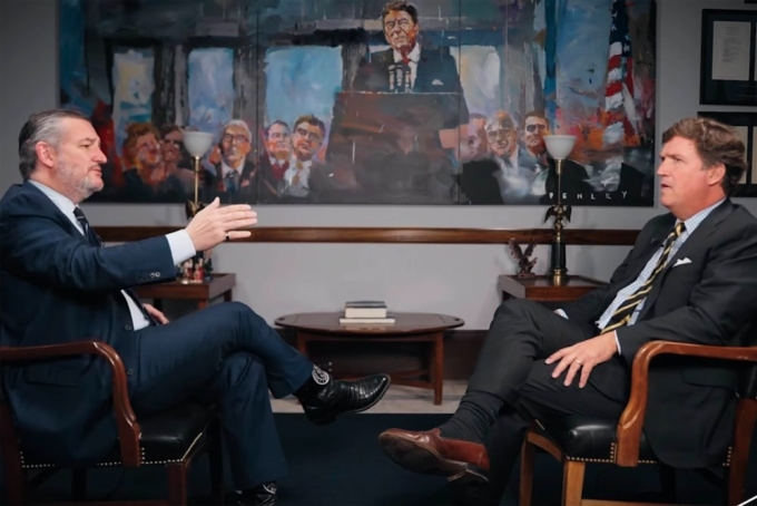 Ông Tucker Carlson (phải) và thượng nghị sĩ Ted Cruz trong trích đoạn phỏng vấn đăng trên X ngày 17/6. Ảnh: Facebook/TuckerCarlsonTCN
