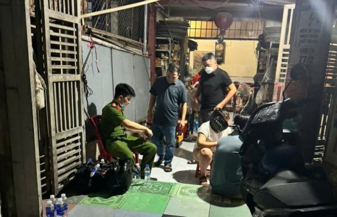 Công an khám nghiệm phục vụ điều tra tại nhà bà Hà tối 22/6. Ảnh: Thái Hà