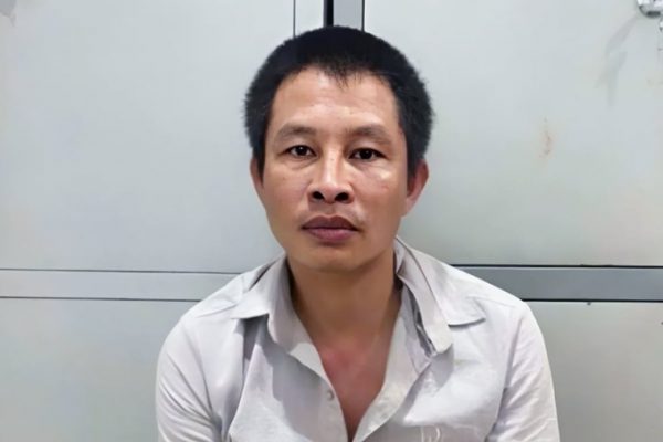 Bị mắng, nghịch tử sát hại mẹ, đuổi chém bố
