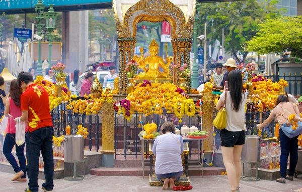 Du lịch Thái Lan: Bùa hộ mệnh, tượng Phật hút khách