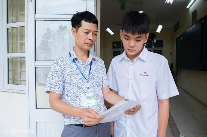 Thí sinh làm thủ tục thi lớp 10 ở Hà Nội, sáng 6/6. Ảnh: Tùng Đinh