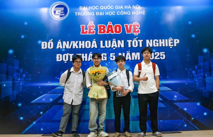Vũ Minh Tiến (bìa trái) cùng các bạn bảo vệ đồ án tốt nghiệp sớm một năm, hồi tháng 5. Ảnh: Nhân vật cung cấp