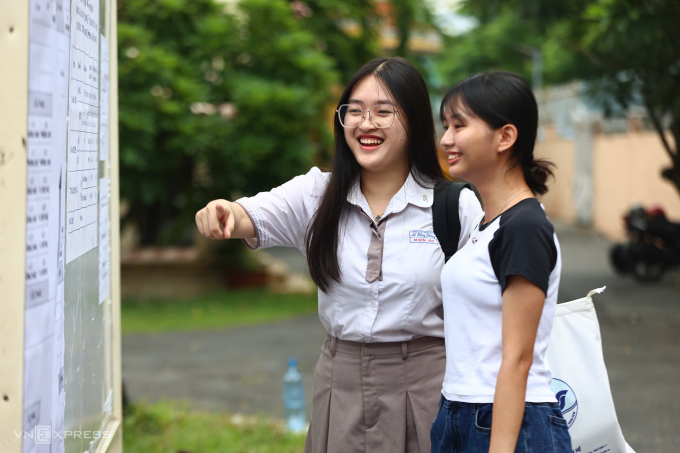 Thí sinh làm thủ tục thi tại trường THPT chuyên Lê Hồng Phong, quận 5, TP HCM. Ảnh: Quỳnh Trần