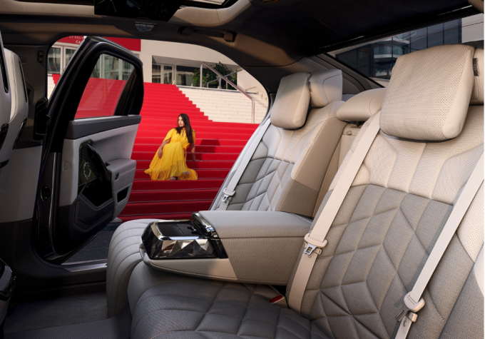 Hàng ghế sau dòng xe BMW 7 series. Ảnh: BMW