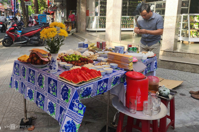 Người dân bên trong Kinh thành Huế cúng ngày 23/5. Ảnh: Võ Thạnh