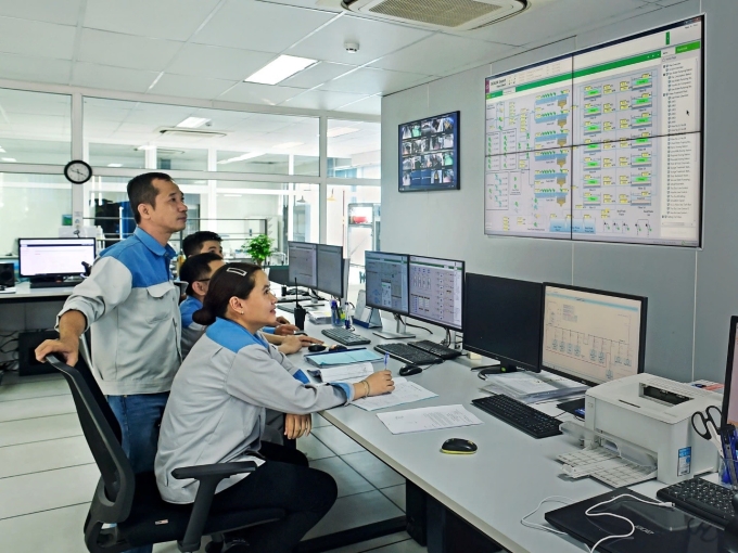 Nhân viên Sawaco đang kiểm tra việc cấp nước qua hệ thống SCADA. Ảnh: Sawaco