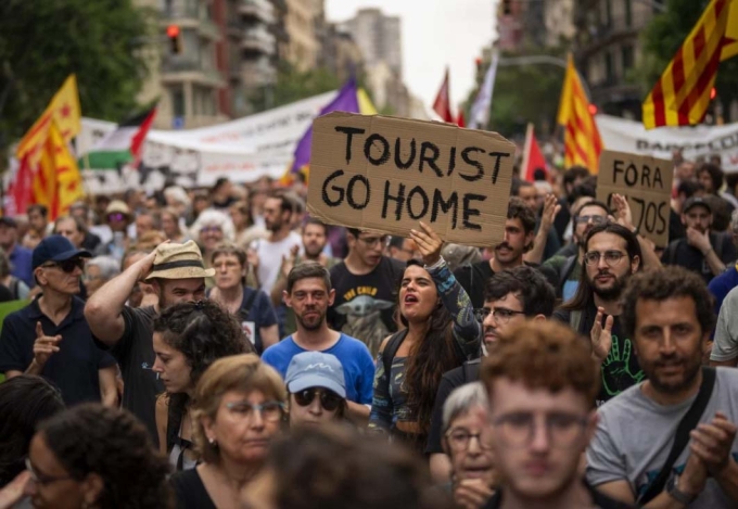 Người dân Barcelona biểu tình đòi đuổi khách về nhà vào mùa hè 2024. Ảnh: AP