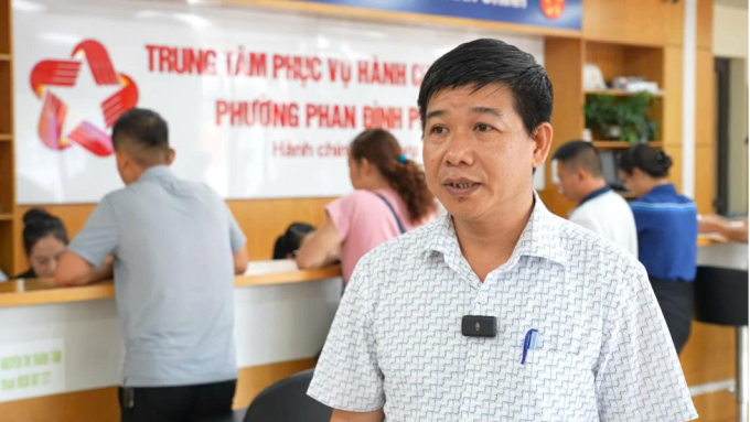 Ông Trần Đình Thìn, Phó Chủ tịch UBND, Giám đốc Trung tâm phục vụ hành chính công, phường Phan Đình Phùng. Ảnh: Ngọc Lan