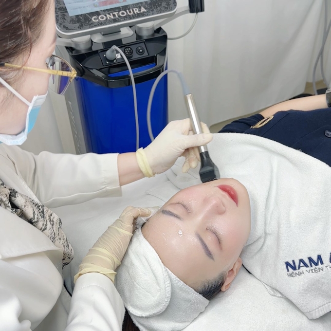 Bác sĩ tại Nam An đang thao tác trẻ hóa vùng mặt bằng công nghệ Contoura – không xâm lấn, không cần phẫu thuật. Ảnh: Nam An