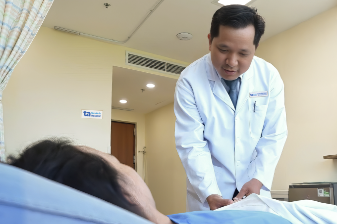 Bác sĩ Hoan động viên bà Thanh sau ca phẫu thuật. Ảnh: Bệnh viện Đa khoa Tâm Anh
