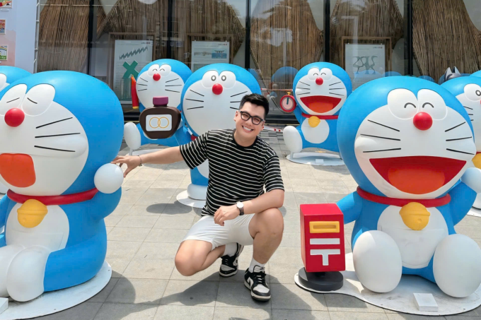 Du khách chụp ảnh tại triển lãm Doraemon ở Vincom Center Landmark 81. Ảnh: Vinhomes