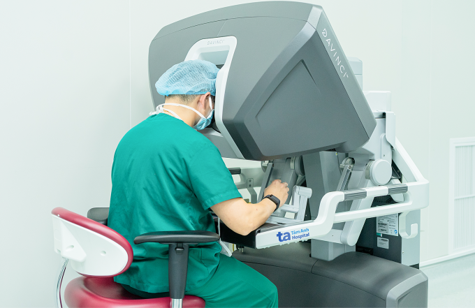 TS.BS Nguyễn Hoàng Đức điều khiển Robot Da Vinci Xi phẫu thuật nội soi cắt tuyến tiền liệt tận gốc cho ông Minh. Ảnh: Bệnh viện cung cấp