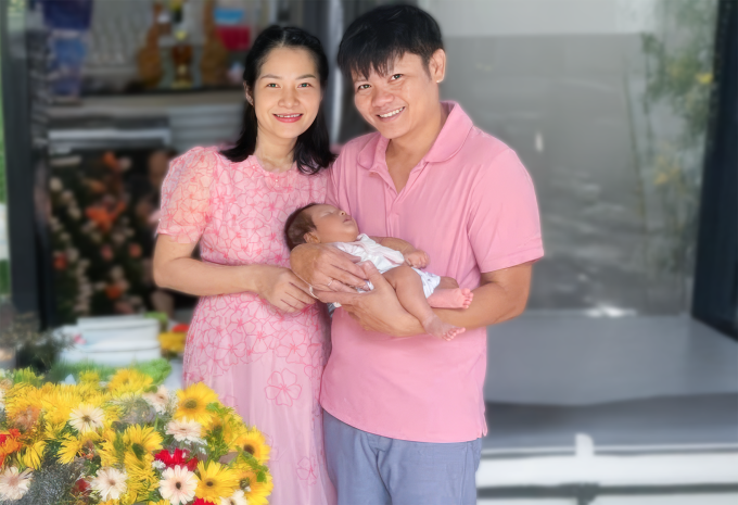 Vợ chồng chị Hiển hạnh phúc bên con trai. Ảnh: Nhân vật cung cấp