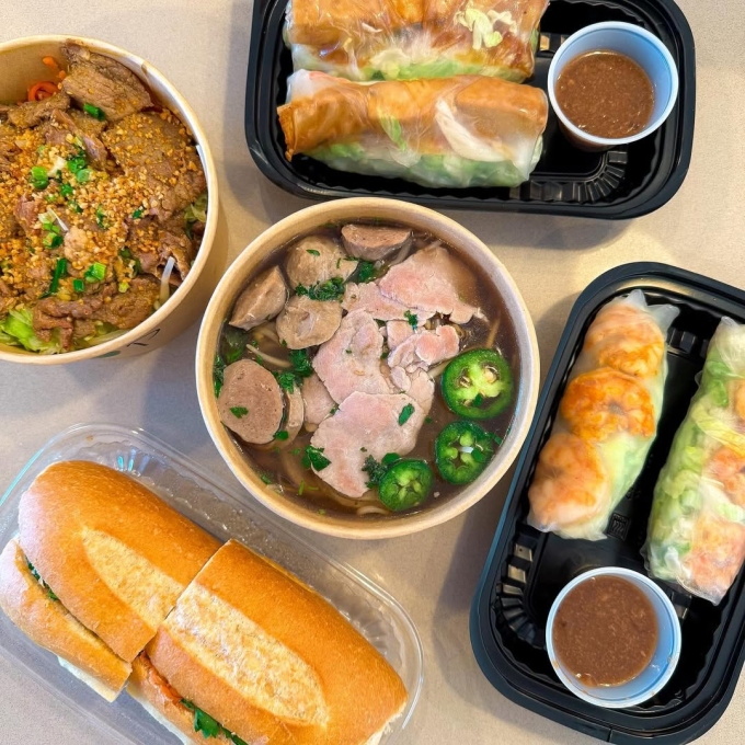 Ngoài gỏi cuốn, quán còn phục vụ phở bò, bánh mì, bún thịt nướng. Ảnh: NVCC