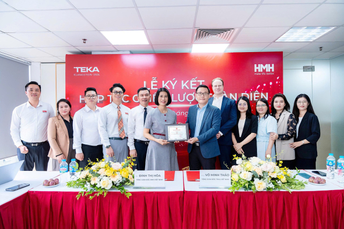Đại diện hai bên trao chứng nhận hợp tác. Ảnh: Teka