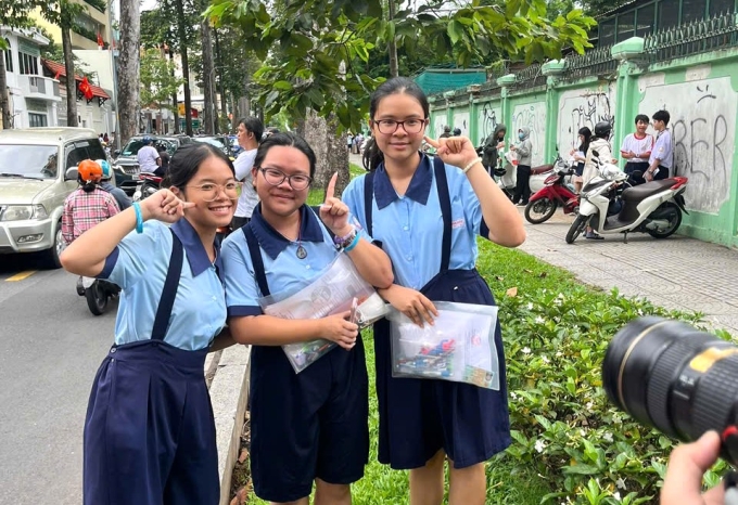 Thư (ngoài cùng bên phải) cùng các bạn sau khi hoàn thành kỳ thi tuyển sinh lớp 10, ngày 7/6. Ảnh: Nhân vật cung cấp