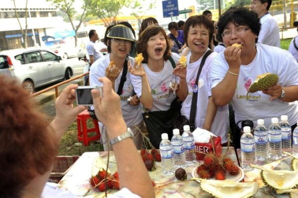 Malaysia: Du khách “phát cuồng” với buffet sầu riêng