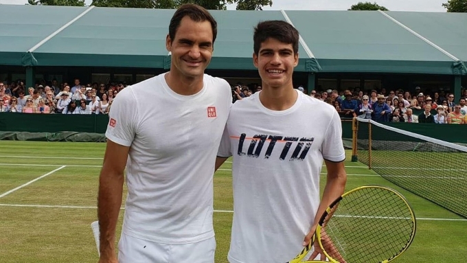 Alcaraz (trái) tập cùng Federer ở Wimbledon 2019. Ảnh: ATP