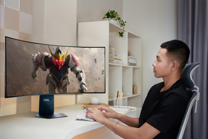 Người dùng trải nghiệm màn hình OLED 5K2K 45GX950A. Ảnh: LG