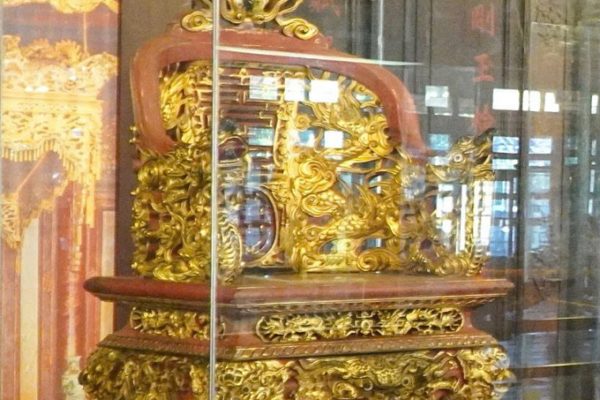 Ngai vàng vua Duy Tân: Bảo vệ bằng lồng kính