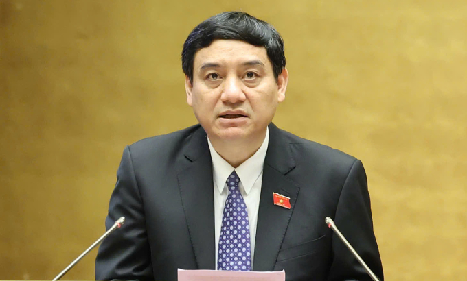 Chủ nhiệm Ủy ban Văn hóa và Xã hội Nguyễn Đắc Vinh trình bày báo cáo giải trình, tiếp thu ý kiến đại biểu về Luật Việc làm, sáng 16/6. Ảnh: Hoàng Phong