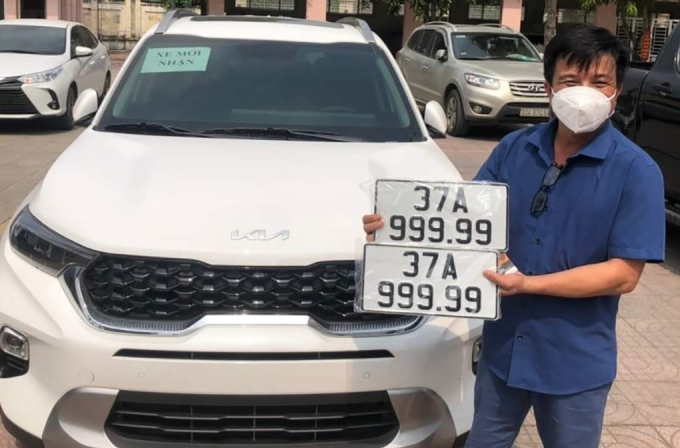 Người đàn ông ở Nghệ An tự bấm được biển số ngũ quý 9, tháng 4/2022. Ảnh: Hữu Tuyến