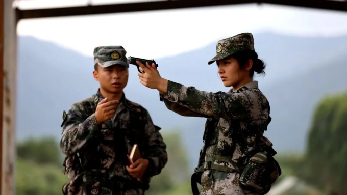 Xạ thủ bắn tỉa Buzainafu Yasenjiang của quân đội Trung Quốc. Ảnh: Weibo