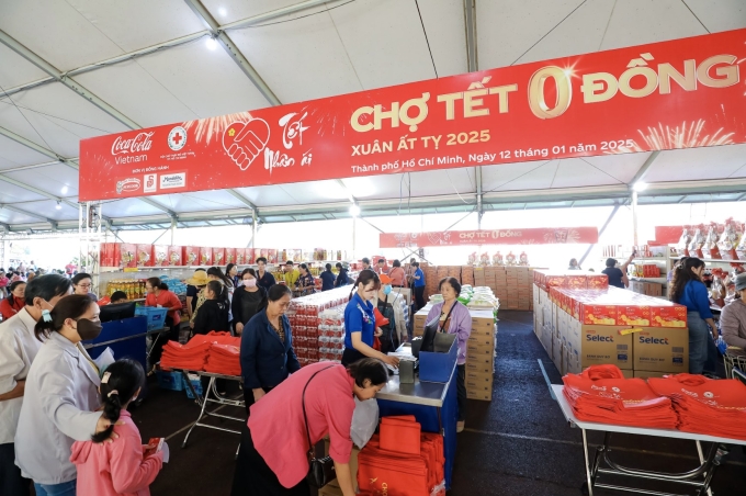 Chương trình Chợ Tết 0 đồng có sự chung tay của Coca-Cola Việt Nam tại TP HCM 2025. Ảnh: Coca-Cola Việt Nam
