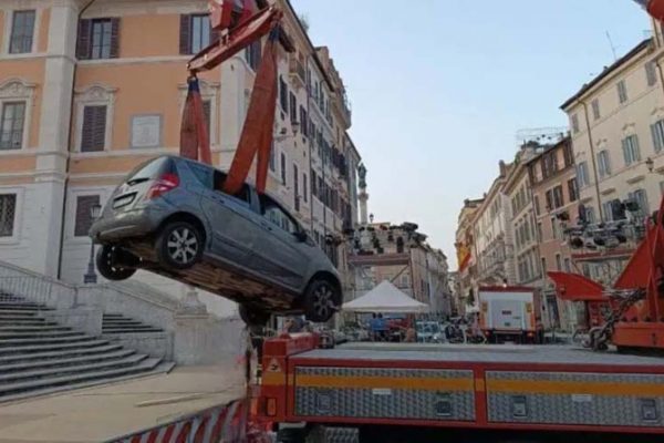 Rome: Ôtô lao vào cầu thang 300 tuổi nổi tiếng
