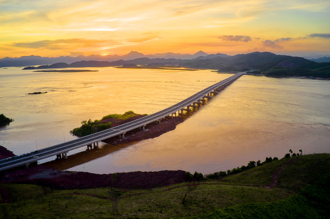 Đường cao tốc Vân Đồn - Móng Cái dài gần 80 km với 4 làn xe, bề rộng mặt đường 25,25 m. Ảnh: Lê Tân
