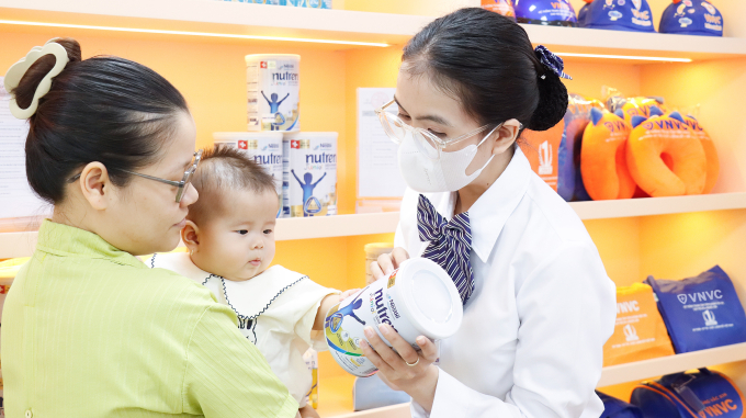 Người dân tham khảo sản phẩm sữa dinh dưỡng của Nestlé tại gian hàng VNVC Shop. Ảnh: Mộc Thảo