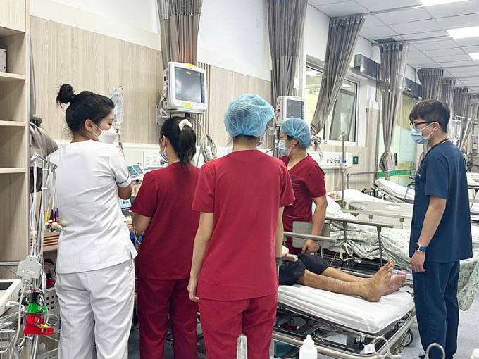 Y bác sĩ nỗ lực cấp cứu mọt bệnh nhân nặng. Ảnh: Thúy Quỳnh