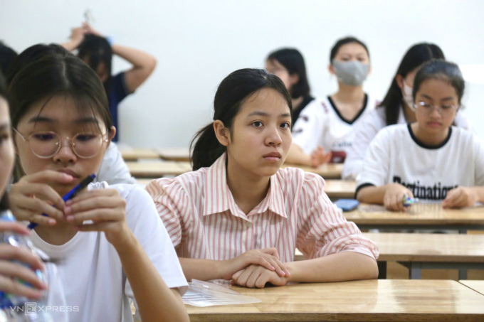 Thí sinh dự thi THPT chuyên Ngoại ngữ, sáng 1/6. Ảnh: Thanh Hằng