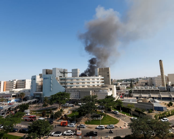 Khói lửa bốc lên ở bệnh viện Soroka, miền nam Israel, sau đòn tập kích của Iran. Ảnh: Reuters