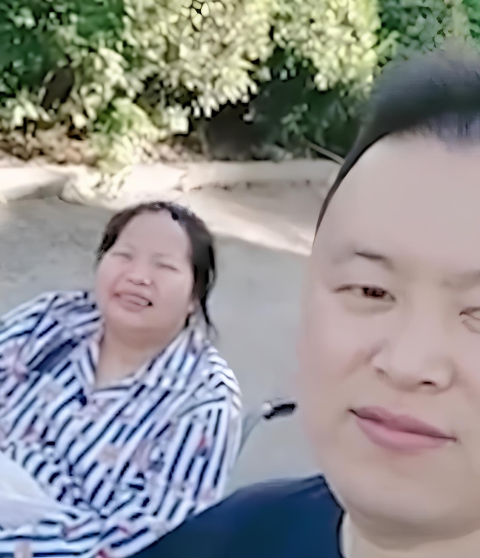 Shen và Li hiện sống trong viện dưỡng lão miễn phí. Ảnh: Weibo