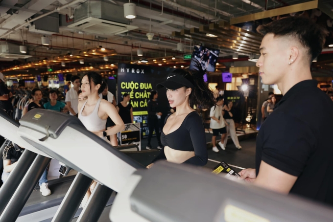 Độc giả Trâm Anh (giữa) chạy máy trong một cuộc thi thể chất.